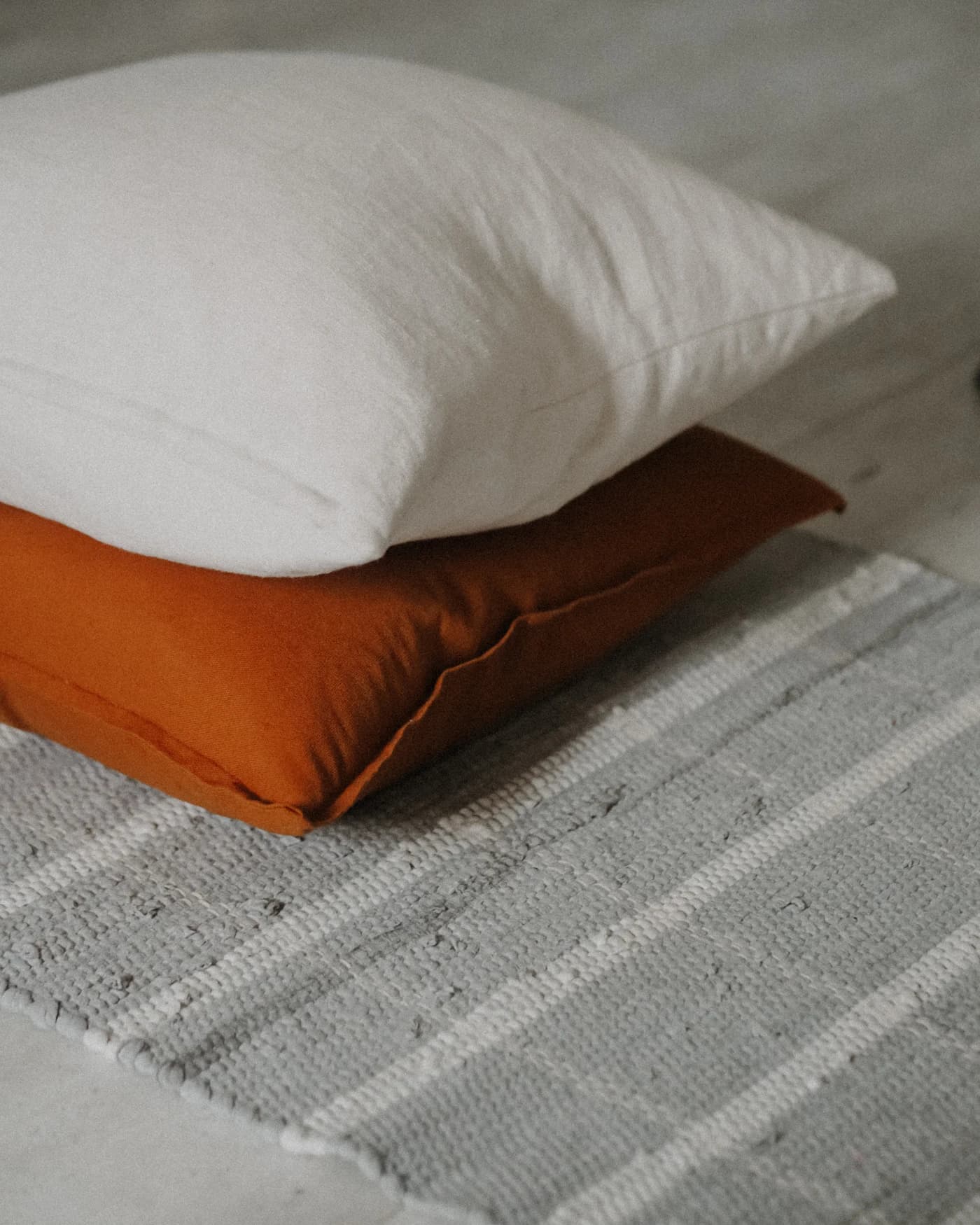 Almofadas de linho off-white e terracota