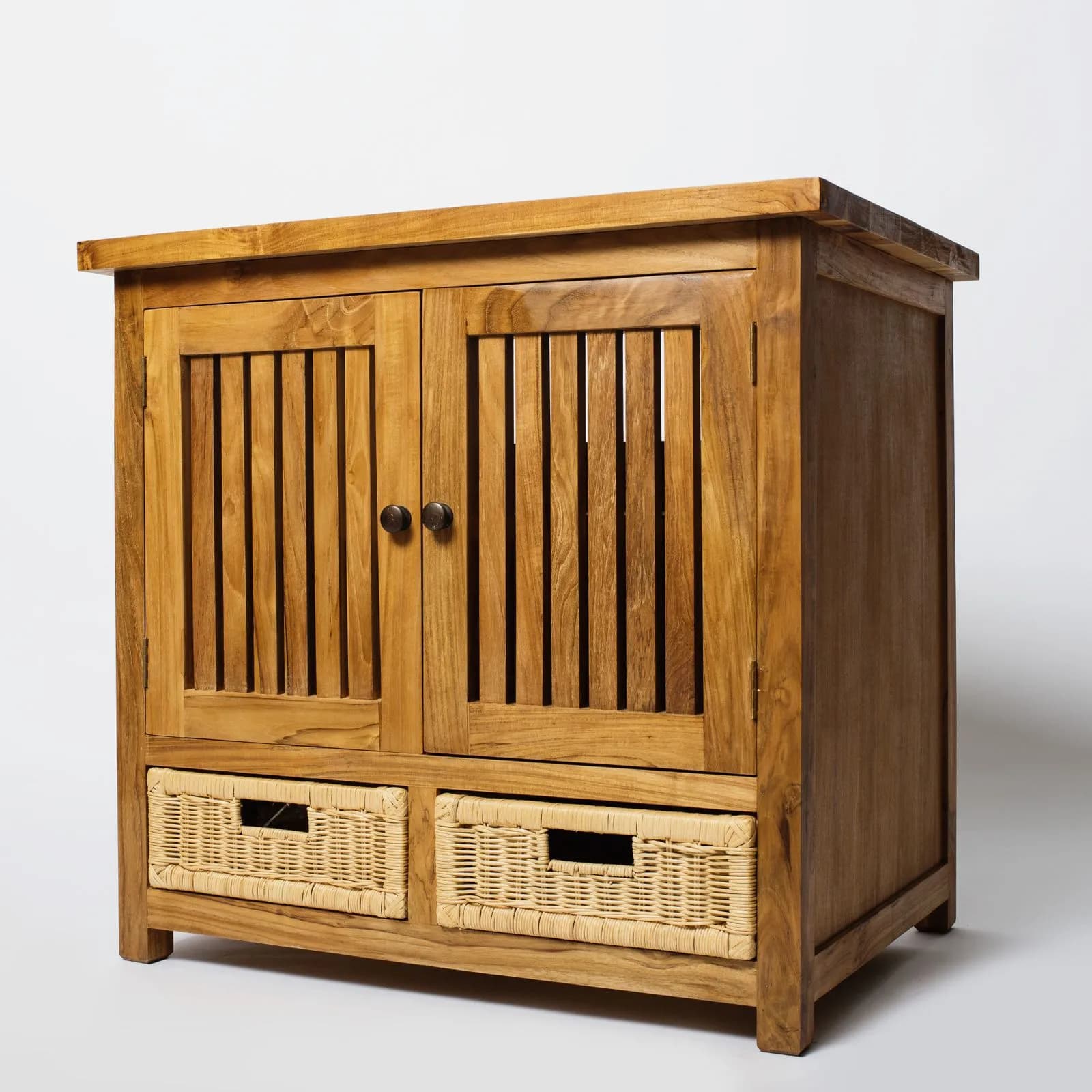 Buffet de teca com portas ripadas e gavetas de palha, fechado