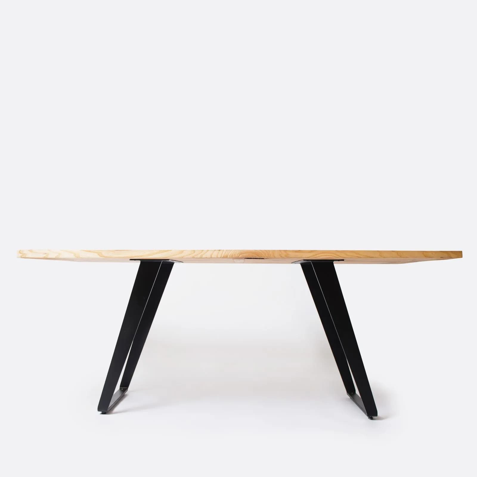 Mesa de tampo de madeira maciça sobre pés de aço preto, fundo branco
