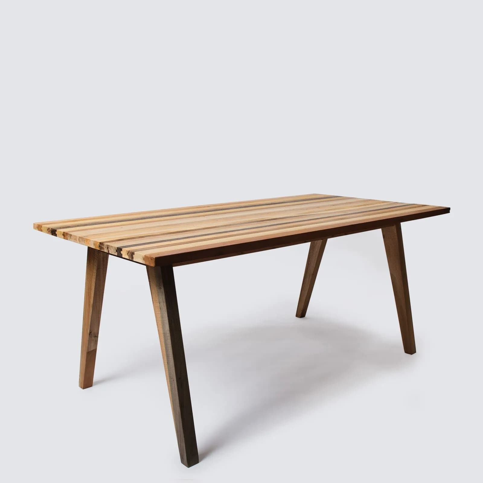 Mesa de jantar de tábuas de madeiras mistas com pés inclinados