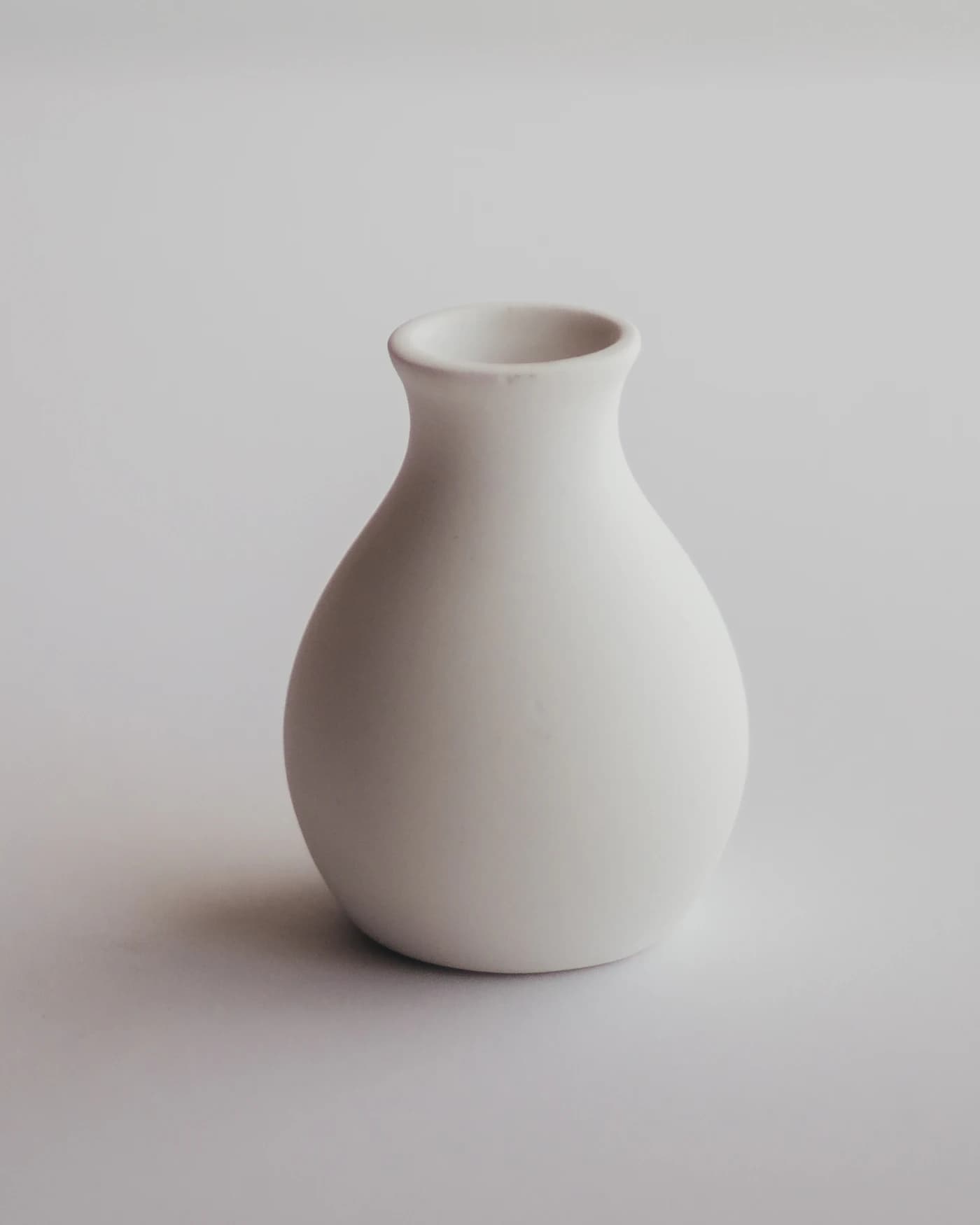 Vaso de cerâmica branco fosco sobre fundo claro