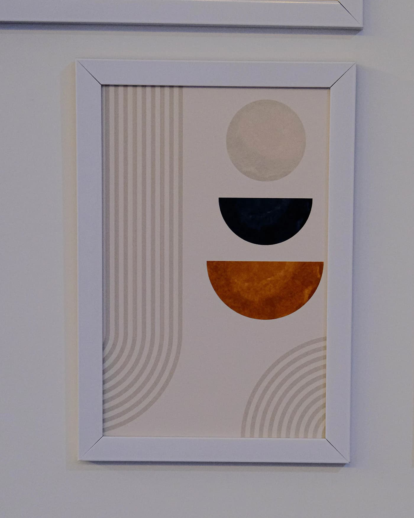 Quadro abstrato com formas geométricas em moldura clara